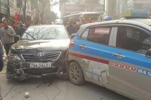  Xe camry tông liên hoàn, 4 người cấp cứu