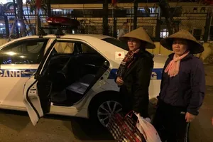 Đêm giao thừa 2 phụ nữ được CSGT đưa về quê ăn Tết