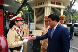 Chủ tịch TP Hà Nội lì xì cho nữ CSGT đầu năm