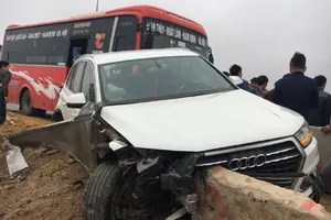 Tai nạn liên hoàn trên cao tốc, xe Audi bị tông nát 