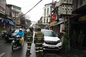 Ô tô đậu dưới đường 'ăn Tết', bị cảnh sát cẩu đi