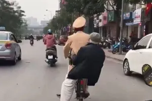 CSGT đi xe đạp chở cụ ông lạc đường về nhà