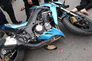 Sang đường, 2 cô gái bị mô tô phân khối lớn tông phải 