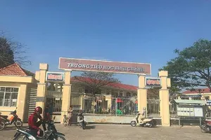 Khởi tố phụ huynh bắt quỳ cũng phải xử cả cô giáo?