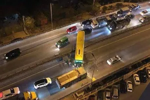 Xe khách mất lái nằm vắt vẻo trên lan can cầu