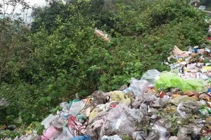 Di tích Hải Vân Quan nhếch nhác, tràn lan rác thải