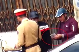 4 CSGT bị giáng cấp hàm vì hành vi tiêu cực