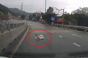 Kinh hãi cháu bé bò qua đường trước đầu ô tô