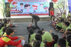 1.000 học sinh tròn mắt xem công an múa võ