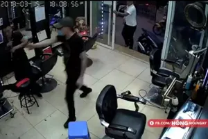 Tạm giữ 2 thanh niên nổ súng trong tiệm cắt tóc 