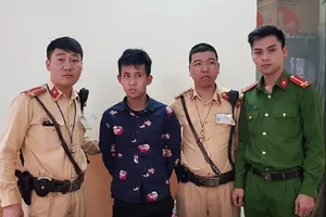 CSGT quật ngã tên trộm như phim hành động