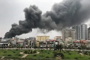 Cháy chợ ở Hà Nội, khói bốc cao hàng chục mét 