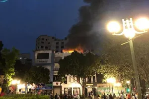 Cháy rực kèm theo nổ lớn, nhiều người hoảng sợ