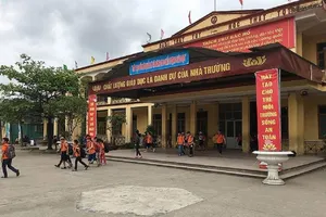 Bắt trẻ ngậm nước lau bảng: Tội hành hạ người khác!