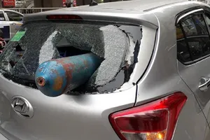 Kinh hãi: Đang chạy, ô tô bị bình oxy hàng chục kg xuyên thủng