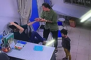 Bác sĩ BV Xanh Pôn bị người nhà bệnh nhi đấm tới tấp