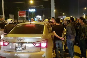 Tông trúng cả gia đình rồi cố thủ, tài xế ô tô bị dân vây kín