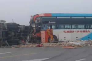 Ô tô tải lật ngang sau cú tông của xe khách