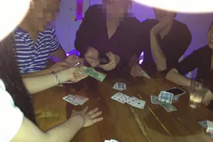 Giả công an xông vào chiếu bạc cướp tiền