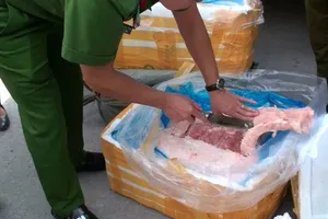 Hãi hùng 10 tấn nầm heo hôi thối trên đường đi tiêu thụ