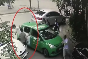 Tài xế taxi bị đánh chảy máu khi nhắc việc dừng xe ngang ngược