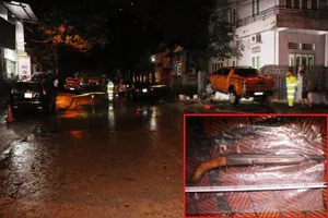 Mang súng đi thanh toán, bị cướp cò trúng người nhóm mình