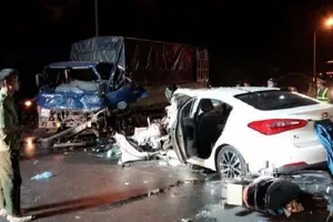 Va trực diện xe tải, đầu ô tô 4 chỗ biến dạng