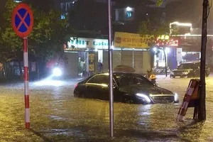 Đón cơn mưa 'khủng', nhiều đường Hà Nội ngập trong nước