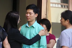 LS dặn dò, chỉnh áo cho BS Lương trước khi vào phòng xử