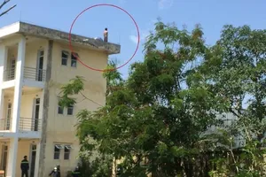 15 cảnh sát PCCC cứu thanh niên đòi tự tử 