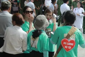 Người dân mặc áo xanh, mang hoa tới phiên tòa xử BS Lương