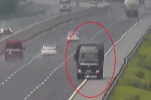 Đùa giỡn 'tử thần', xe tải phi ngược chiều trên cao tốc