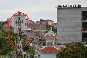 Nam thanh niên trèo cột điện, nghi cá độ bóng đá World Cup