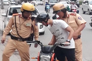 CSGT đưa thí sinh hỏng xe đến tận điểm thi rồi mang đi sửa