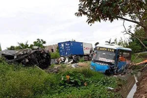 Xe khách tông xe đạp điện và ô tô, 2 người tử vong 