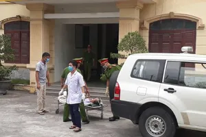 Áp giải bị cáo nhiễm HIV dâm ô bé gái 11 tuổi bằng xe cấp cứu