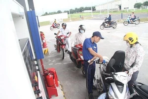 Tại sao giá dầu diesel chỉ giảm 5 đồng/lít?