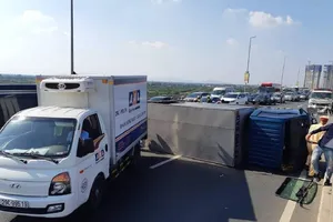 Xe tải lật ngang cầu Nhật Tân, ô tô 'chôn chân' dưới nắng nóng
