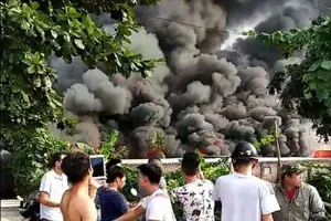Nhà xưởng bốc cháy khủng khiếp, người dân ùn ùn bỏ chạy