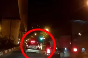 Phóng xe tông CSGT văng xuống đường