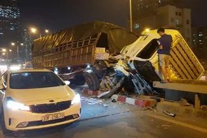 Xe tải nát bét đầu, tài xế thoát chết kỳ diệu