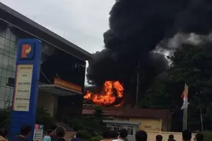 Trạm biến áp kế cây xăng phát nổ, bốc cháy khủng khiếp