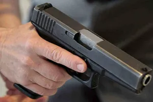 Kê súng vào đầu người thân con nợ dọa giết