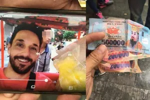 Khách Tây tố bị xích lô lừa 900.000 đồng bằng tiền âm phủ