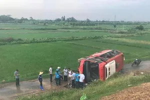 Xe khách lao khỏi cao tốc, 20 người thoát chết