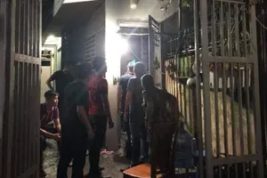 1 công an bị thương khi khống chế kẻ đốt nhà, đâm cha vợ cũ