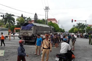 Thân nhân gào khóc bên người phụ nữ tử vong vì tai nạn