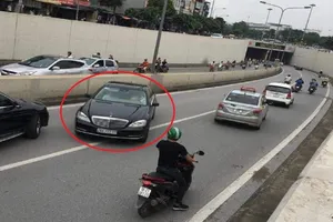Mercedes biển 777.77 chạy ngược chiều dưới đường hầm