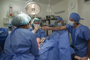 Ngoạn mục: 2 BV hợp sức cứu mẹ con sản phụ cận kề cửa tử