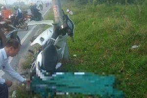 Nam thanh niên tử vong cạnh chiếc xe máy dính vào cột điện